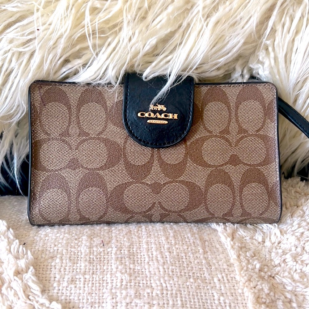- Signature coach wallet